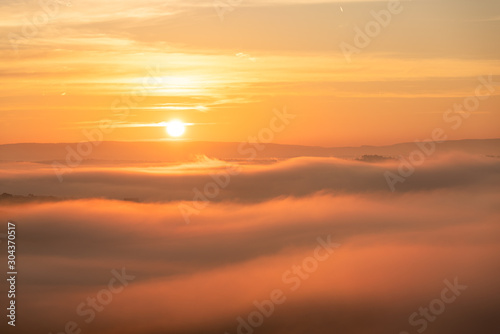 Sonnenaufgang   ber dem Fr  hnebel