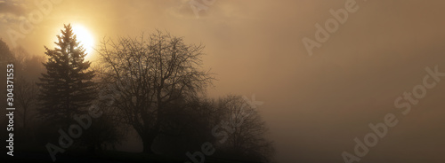 Mystische Landschaft im Morgennebel bei Sonnenaufgang, Banner oder Hintergrund