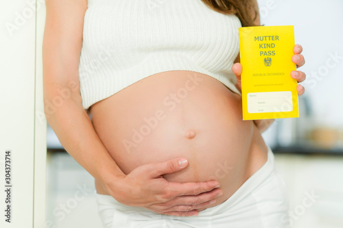 Schwangere Frau mit Mutter-Kind-Pass, Österreich
