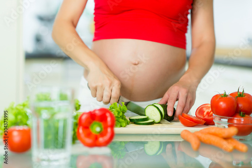 Schwangere Frau in der Küche