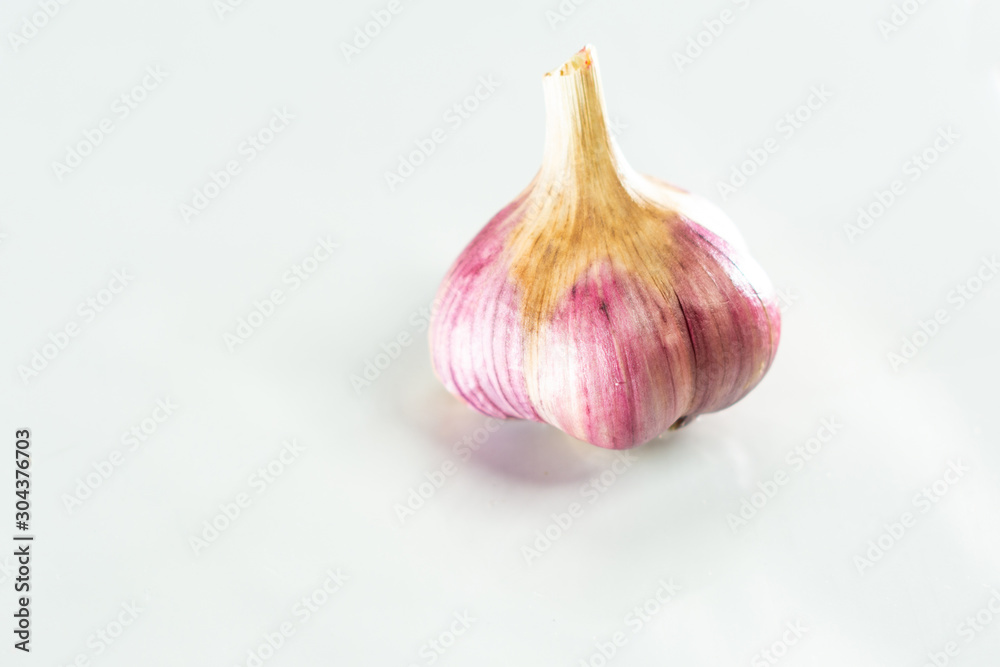 Obraz premium Head of dried blue garlic on a white background.