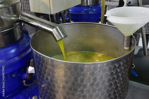 Obraz na płótnie olio d'oliva che esce dalla centrifuga del frantoio, Sicilia w salonie