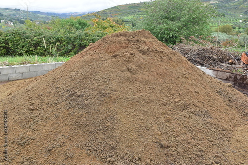 La sansa di olive è un sottoprodotto del processo di estrazione dell'olio di oliva composto dalle buccette, dai residui della polpa e dai frammenti di nocciolino. La sansa è riciclata nell'industria a photo