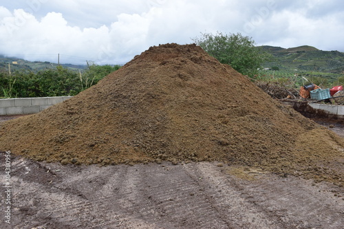 La sansa di olive è un sottoprodotto del processo di estrazione dell'olio di oliva composto dalle buccette, dai residui della polpa e dai frammenti di nocciolino. La sansa è riciclata nell'industria a photo