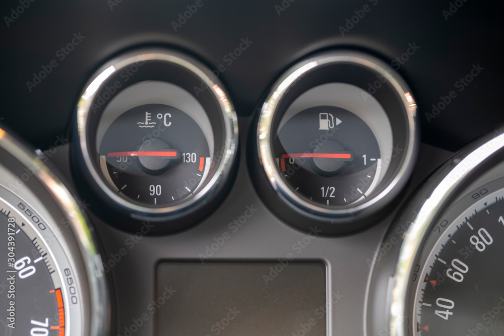 Detail of fuel gauge and temperature indicator Detail of fuel gauge and temperature indicator