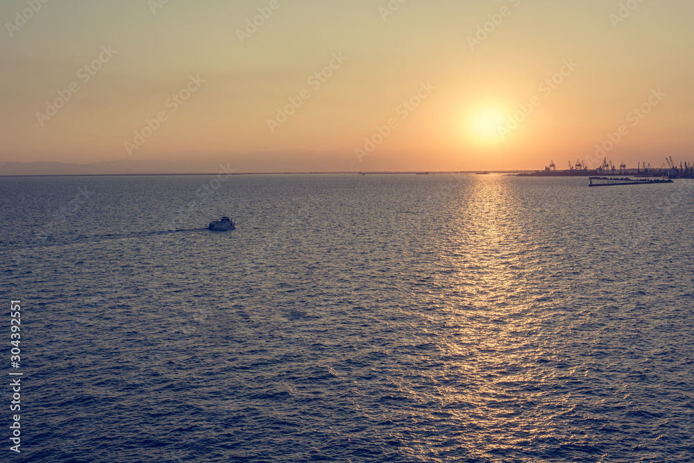 Obraz premium Spectacular panorama view of sun setting into Thermaic gulf.