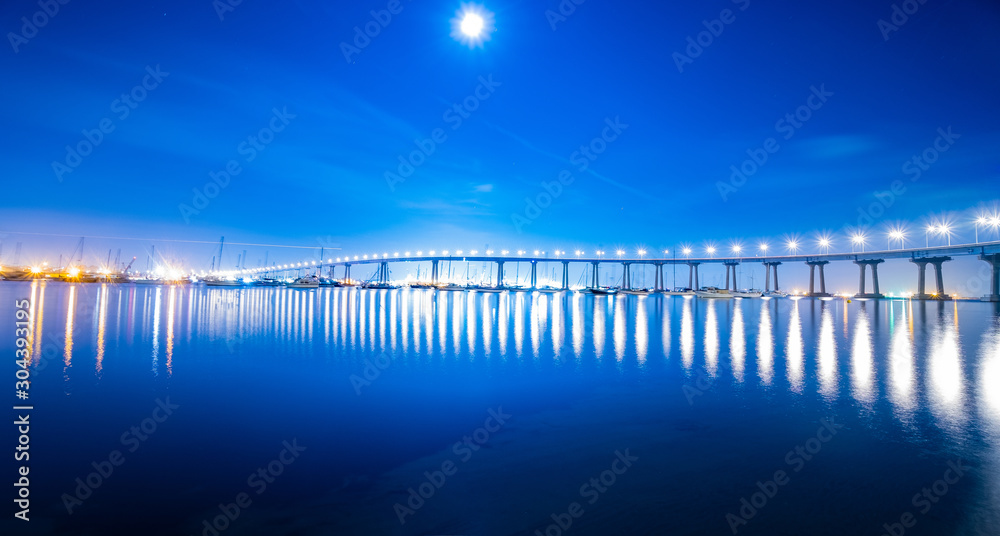 Obraz premium Coronado Bridge at Dusk view of Coronado Bridge, San Diego, California, USA.