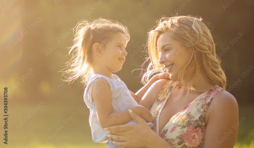 The love of mother and daughter is strong. The love of mother and daughter is strong.