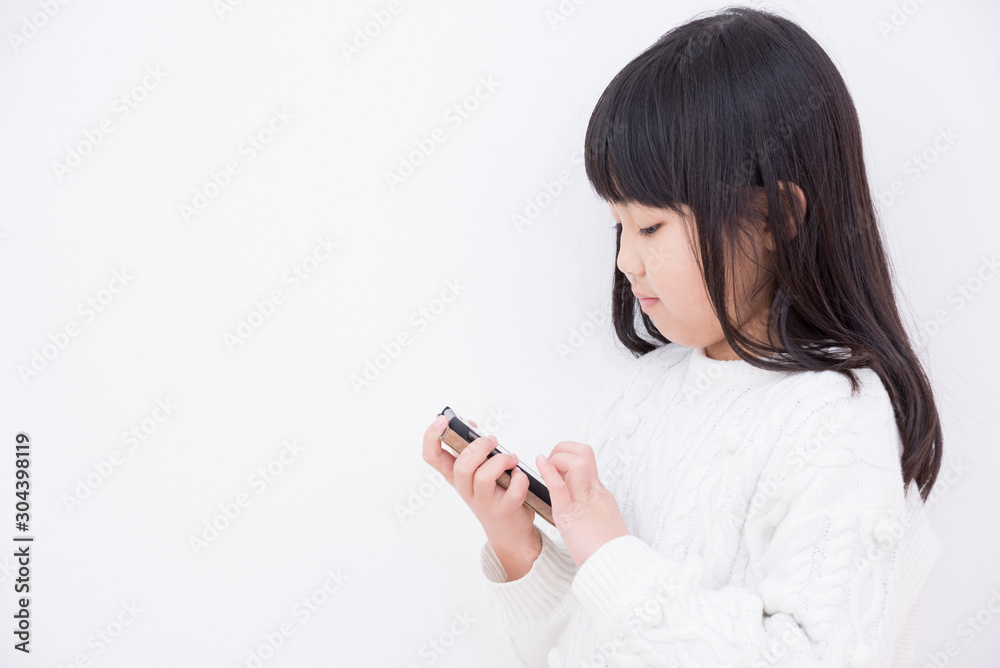 スマートフォンをみる小学生の女の子