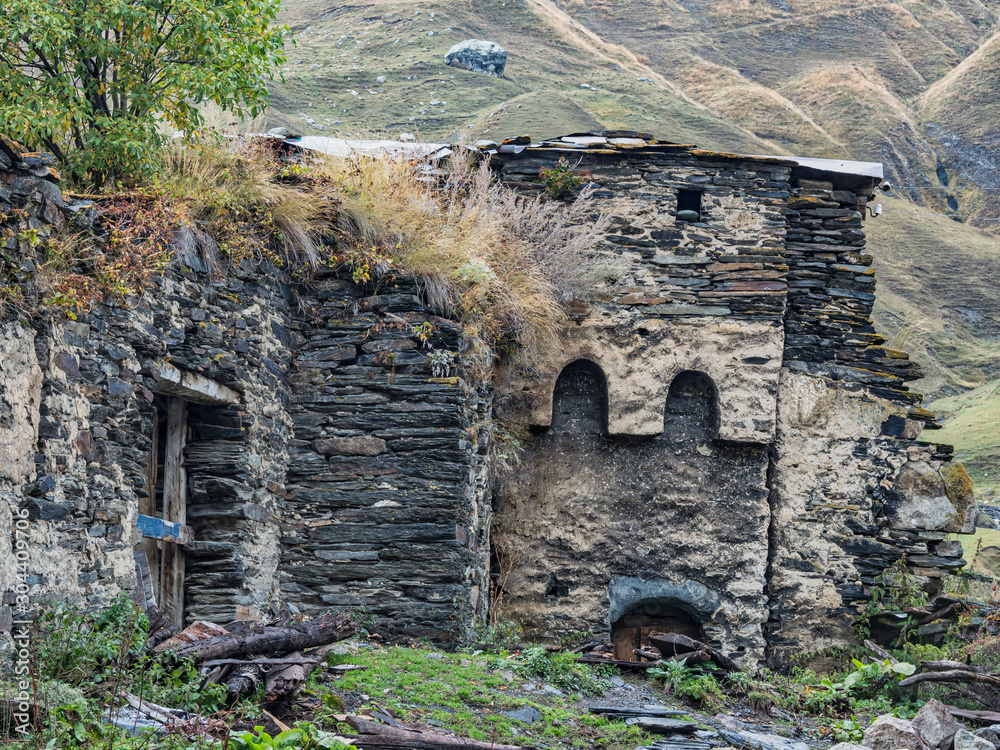 Ushguli liegt auf einer mittleren Höhe von ungefähr 2150 m im Großen Kaukasus in der Gliederungszone des Felsenkamms (1500 m bis 3629 m)  hinweg zu Hochalmen bis hin zum Gletscher des Schchara.