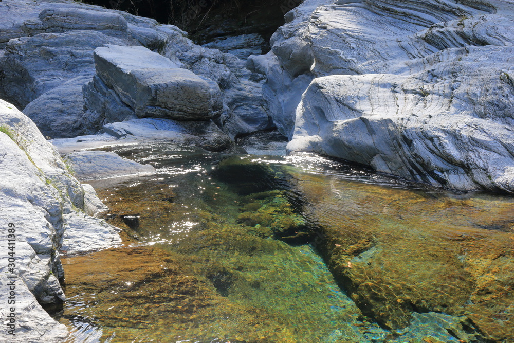 汗見川渓谷 清らかな水の流れ(高知県 本山) Photos | Adobe Stock