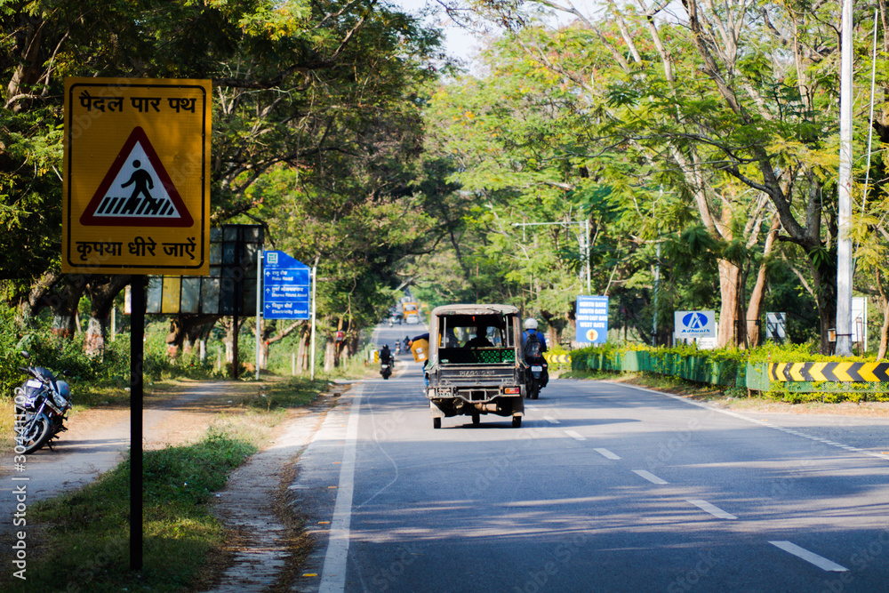 Obraz premium In trees between road pass and many sign boards 