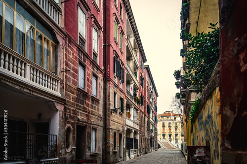 Fototapeta Naklejka Na Ścianę i Meble -  Narrow alley in Venice