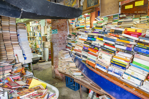 Fotografia VENICE, ITALY - APRIL 2014: A unique book store in Venice were all the books are piled up in a haphazard fashion