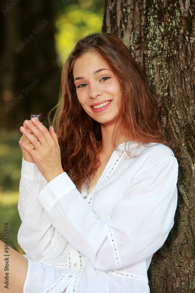 Jeune femme assise dégustant une pate de fruit Jeune femme assise dégustant une pate de fruit