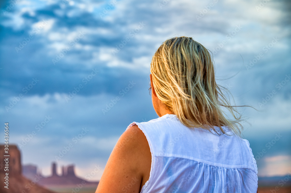 Obraz premium Back view of woman enjoying the view of Monument Valley National park