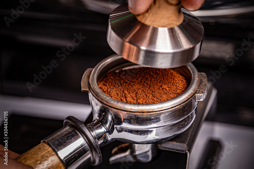Εκτύπωση καμβά Barista is using a tamper