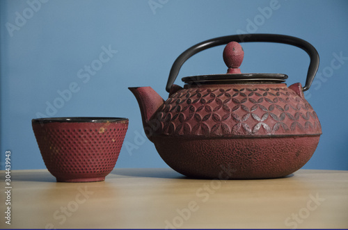 théière et coupe en fonte ornées de motifs 