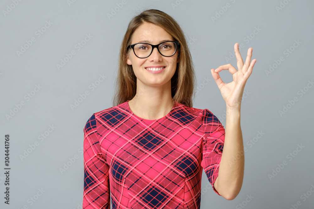Obraz premium Portrait of nice lady showing okey symbol