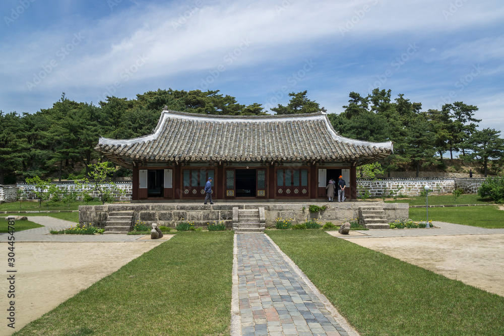 Obraz premium Old buddhist temple of Kaesong, North Korea