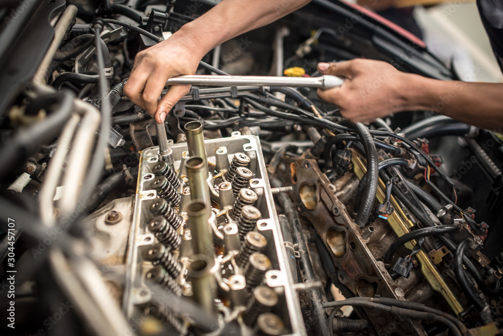 Obraz premium Engine valve car maintenance. A deposit on a piston, a large run a long service life