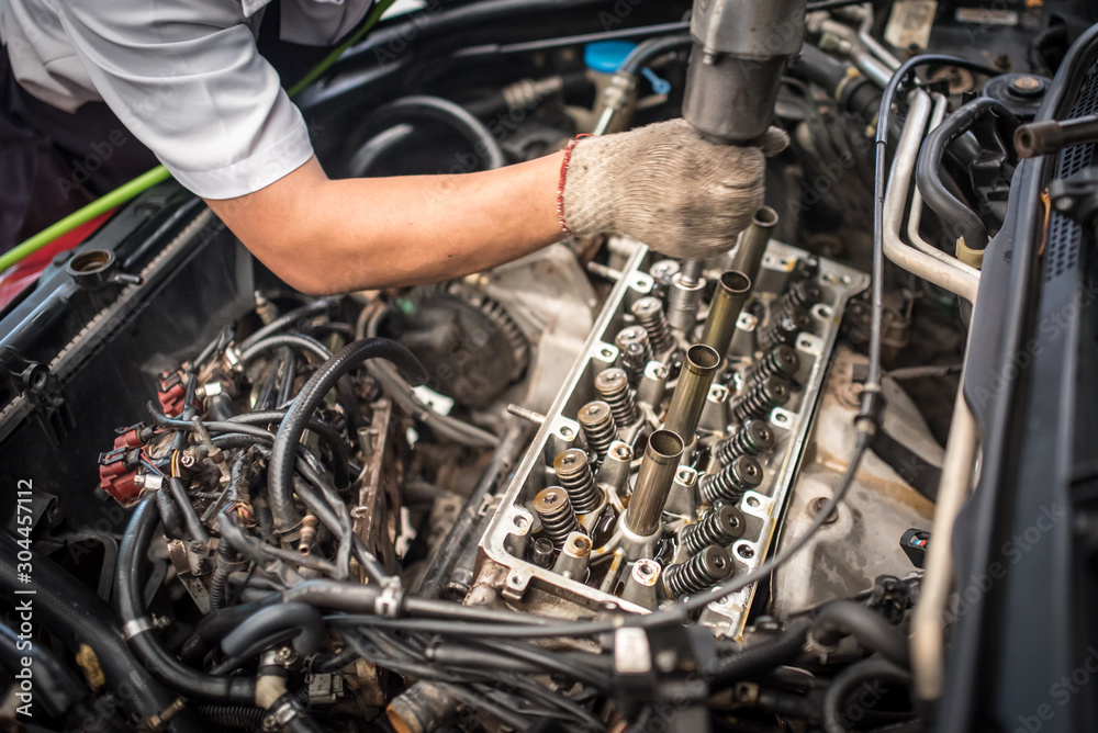 Engine valve car maintenance. A deposit on a piston, a large run a long service life Engine valve car maintenance. A deposit on a piston, a large run a long service life