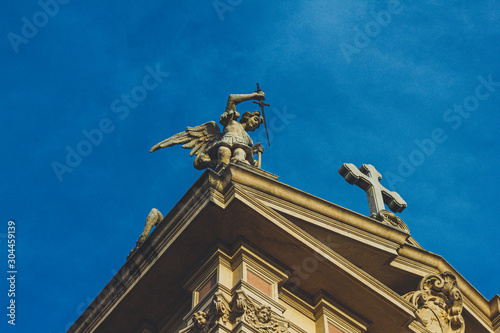La statua di granito dell'arcangelo Michele con in mano la spada sulla Basilica di Brescia
