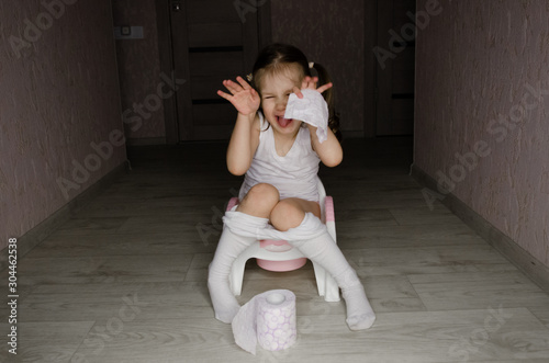 Pantyhose rajce The child has stomach problems, he sits on the toilet, he has diarrhea,  constipation or hemorrhoids. A child with pantyhose lowered sits on a pot  and holds bloody toilet paper in his hands. Digestive Stock-bilde | Adobe  Stock