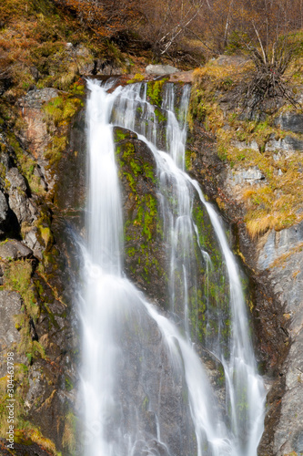 Fototapeta Naklejka Na Ścianę i Meble -  Salto de agua (Saut deth Pish) en otoño. Valle de Arán, Pirineo