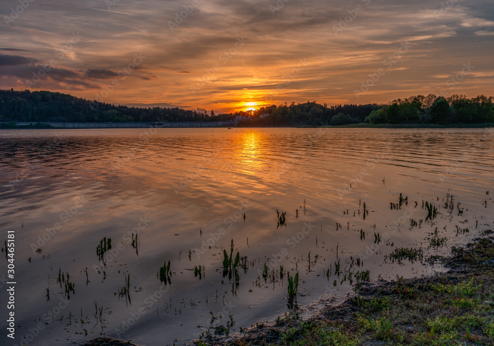 Naklejka premium romantic sunset at a lake