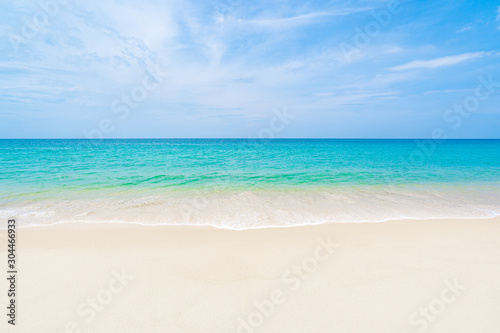 Czysta i piękna biała plaża w południowej Tajlandii