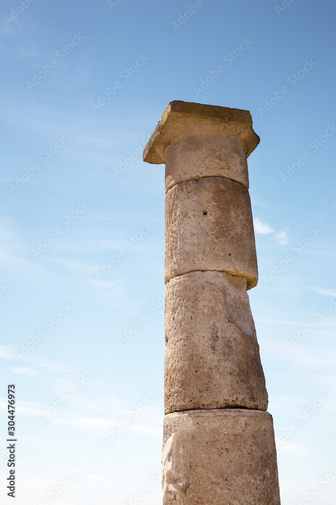 large single roman column