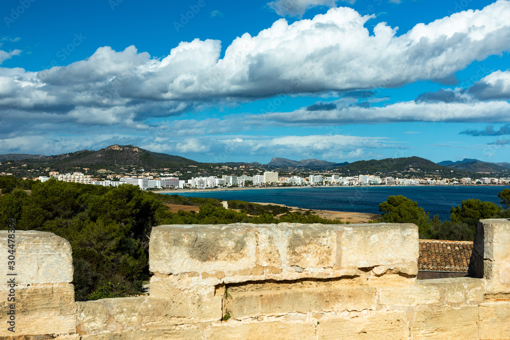 Blick vom Castell de sa Punta de n’Amer auf Cala MIllor