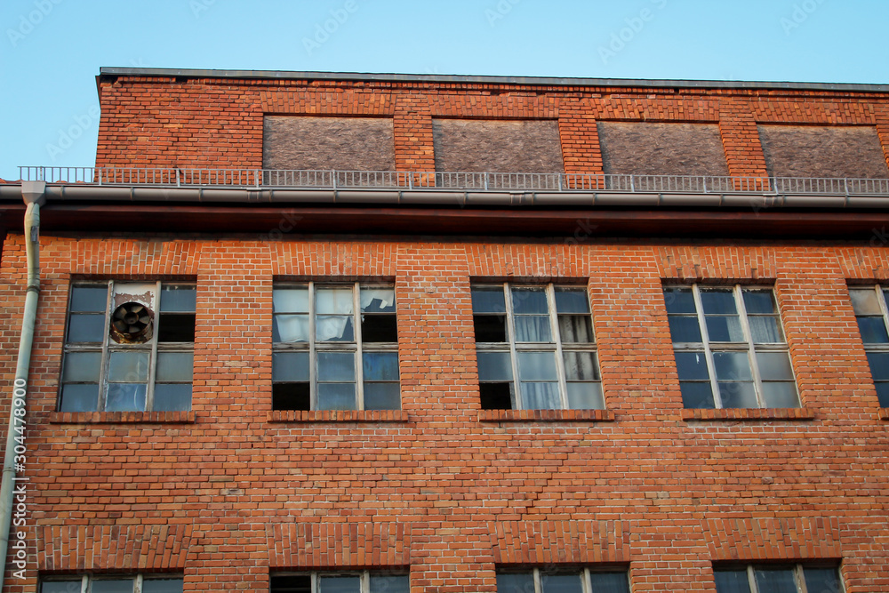 Ansicht einer alten ehemaligen Fabrik mit kaputten Fensterscheiben Ansicht einer alten ehemaligen Fabrik mit kaputten Fensterscheiben