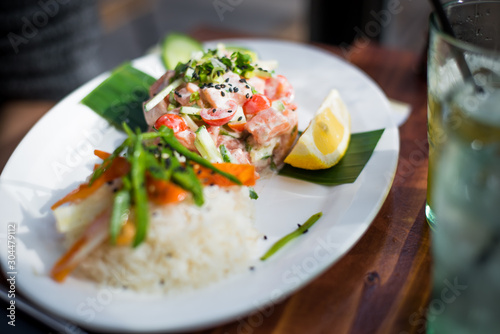 Tartare of salmon with rice and vegetables