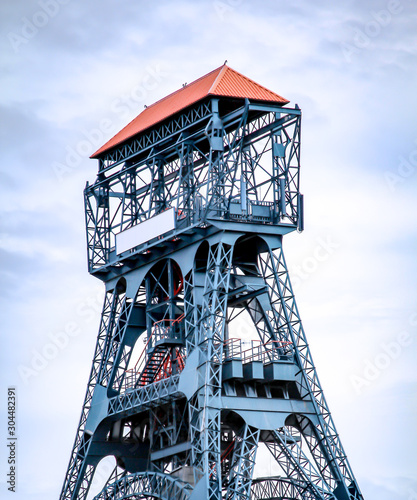 Ein Förderturm im Bergbaugebieten zum fördern der Kohle photo