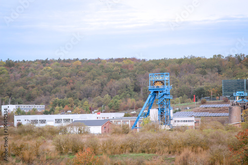 Ein Förderturm im Bergbaugebieten zum fördern der Kohle photo