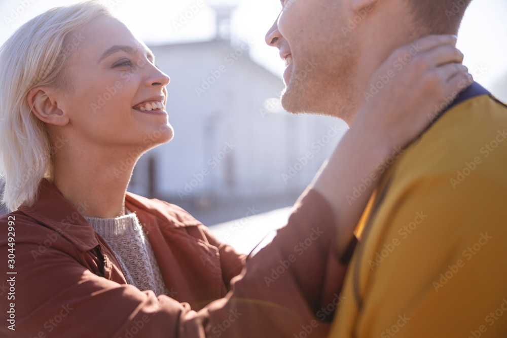 Naklejka premium Cheerful couple having a desire to kiss