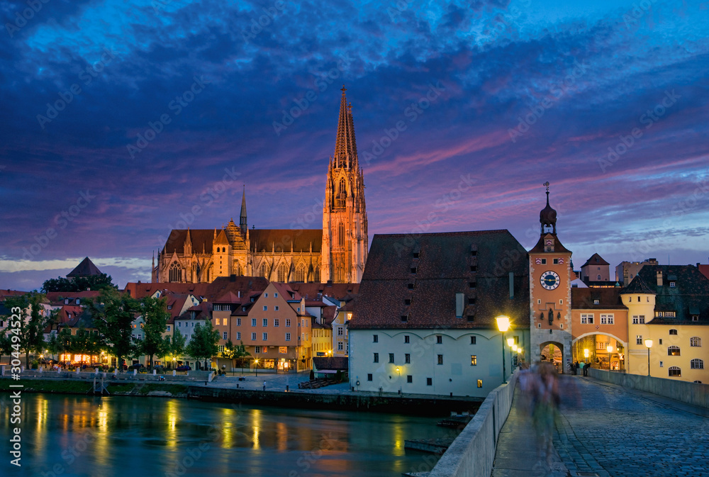 Obraz premium Steinerne Brücke mit Dom in Regensburg, bei Nacht, Bayern, Deutschland