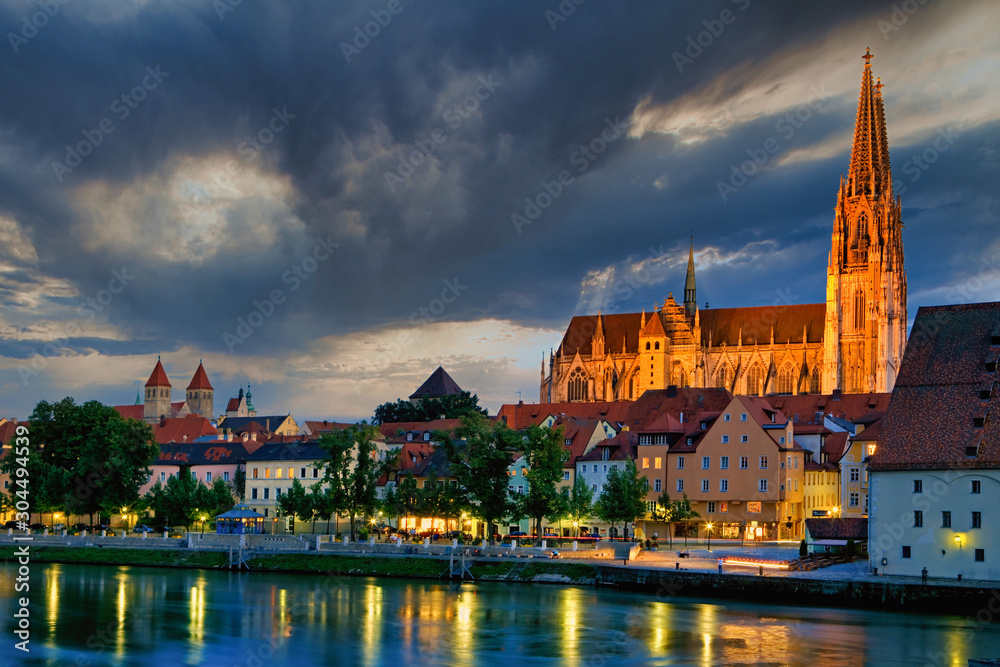 Dom in Regensburg, bei Nacht, Bayern, Deutschland