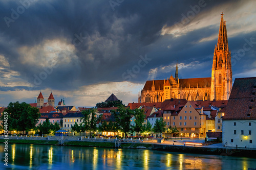 Dom in Regensburg, bei Nacht, Bayern, Deutschland