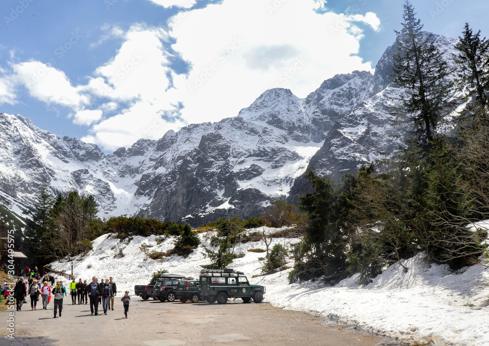 Poland, Tatry, tourists walking out of Morskie Oko