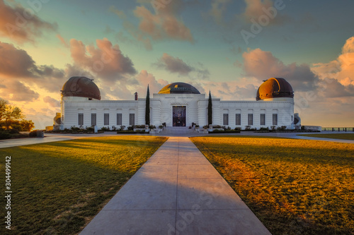 Obraz na plátně Landscape view of Griffith observatory in Los Angeles with dramatic colorful sky