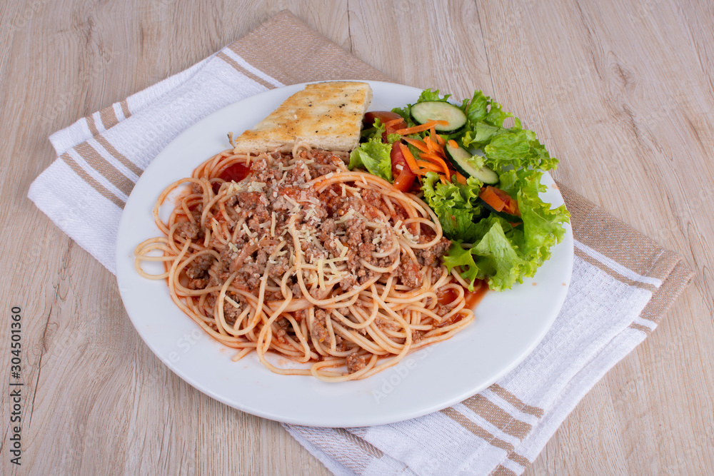 Spaghetti with Bolognese sauce, bread and salad Spaghetti with Bolognese sauce, bread and salad