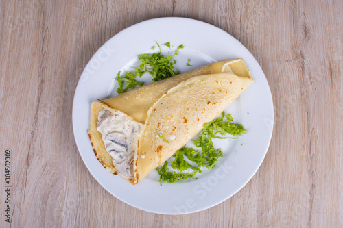 chicken and mushroom and lettuce crepes