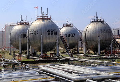 Oil rafinery system and tehnology photo