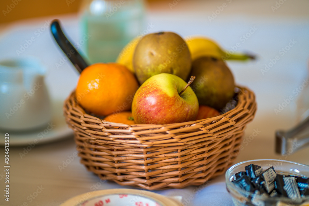 Obstkorb auf dem Tisch Obstkorb auf dem Tisch
