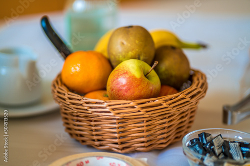 Obstkorb auf dem Tisch photo