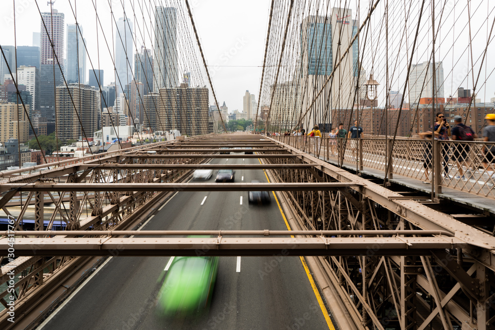 Fototapeta premium Le trafic sur le pont de Brooklyn