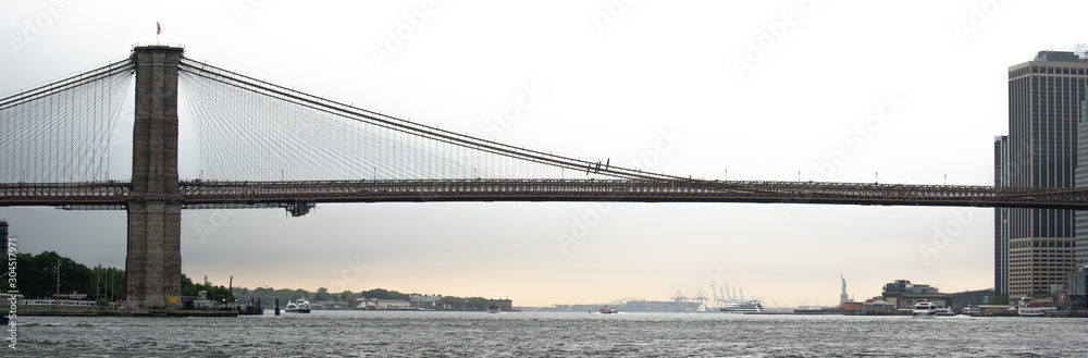 Fototapeta premium La baie d'Hudson à New York avec la statue de la liberté et le pont de Brooklyn